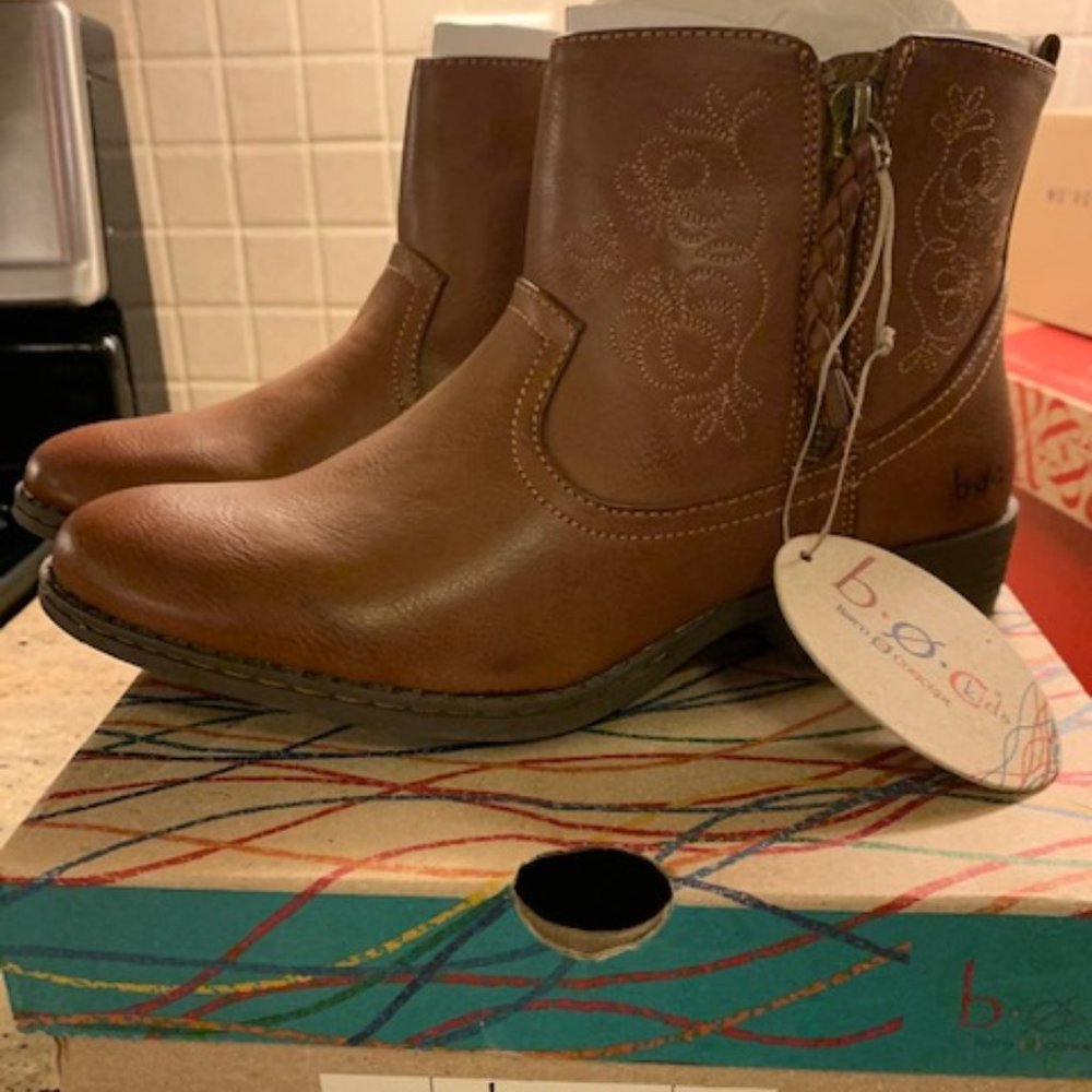 New b.o.c. short cowgirl boots